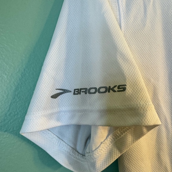 Women’s , Brooks, women’s running shirt, size large. - Picture 4 of 4